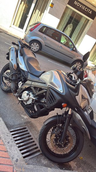 Suzuki V-Strom Adventure Moto