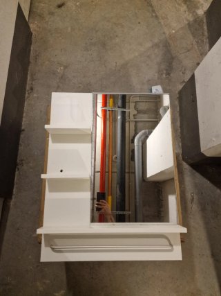 Espejo de baño con estantes y toallero