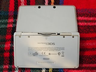 Nintendo 3DS Blanca + Cargador - Muy Buen Estado