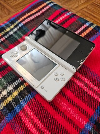 Nintendo 3DS Blanca + Cargador - Muy Buen Estado