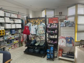 Se alquila o se transpasa tienda de ropa niños