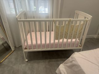 Cuna blanca infantil con diseño de luna