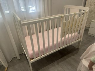 Cuna blanca infantil con diseño de luna