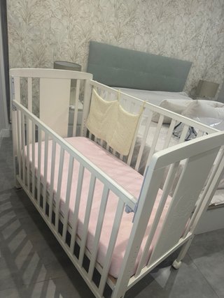 Cuna blanca infantil con diseño de luna