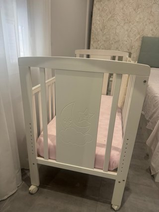 Cuna blanca infantil con diseño de luna