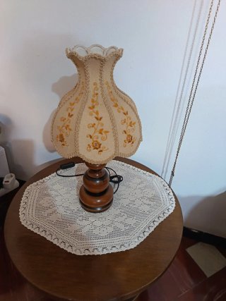 Lámpara de mesa madera y tela