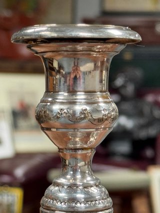 Elegante coppia di candelabri francesi antichi cesellati a mano, inizio XX secolo