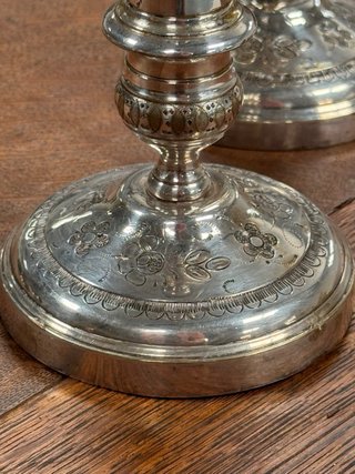 Elegante coppia di candelabri francesi antichi cesellati a mano, inizio XX secolo