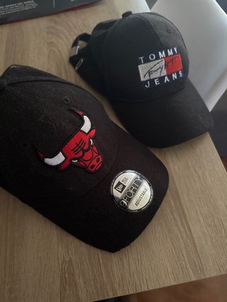 2 Gorras New Era y Tommy Jeans Negras