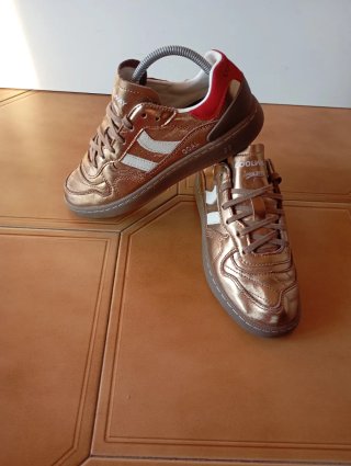 Zapatillas Coolway doradas y rojas