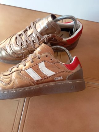 Zapatillas Coolway doradas y rojas