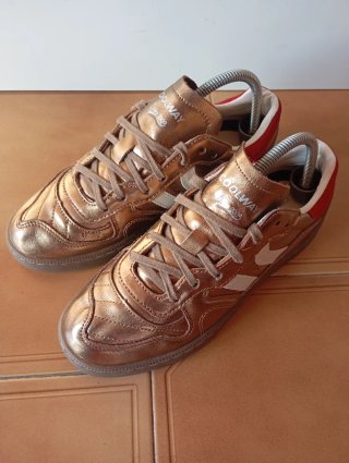 Zapatillas Coolway doradas y rojas