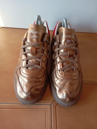 Zapatillas Coolway doradas y rojas