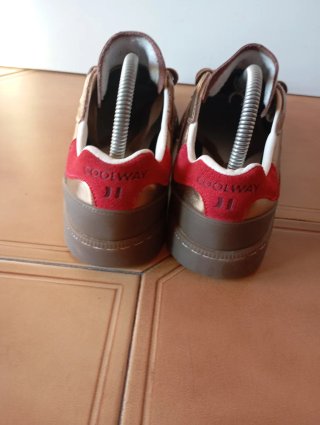 Zapatillas Coolway doradas y rojas