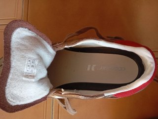 Zapatillas Coolway doradas y rojas