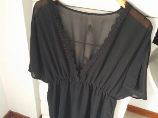 Vestido playero negro.