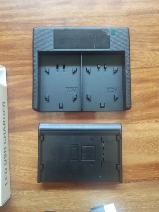 Cargador Dual LED USB NP55H/77H