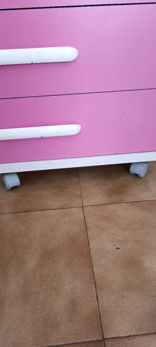 Cajonera rosa con ruedas