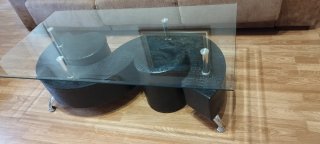 Mesa centro cristal negra diseño curvo