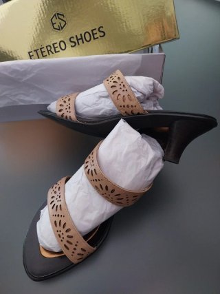 Sandalias firma Boch Beige Talla 38 de dos tiras .