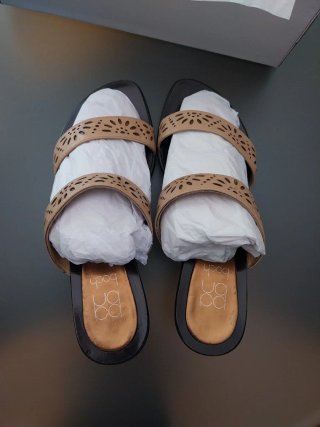 Sandalias firma Boch Beige Talla 38 de dos tiras .