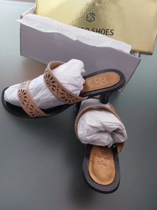 Sandalias firma Boch Beige Talla 38 de dos tiras .