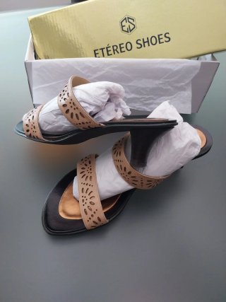 Sandalias firma Boch Beige Talla 38 de dos tiras .