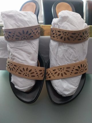 Sandalias firma Boch Beige Talla 38 de dos tiras .