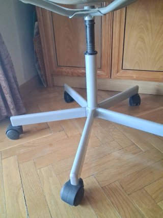 Silla de oficina giratoria blanca y gris
