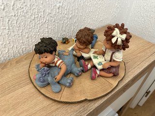 Figuras niños leyendo y peluche. Figuras Nadal