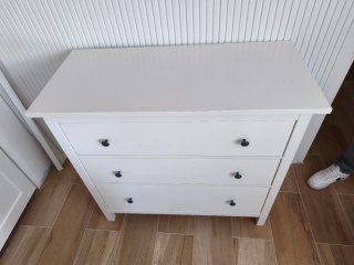 URGE VENDER!! Precio negociable. Cómoda y mesillas
