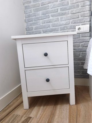 URGE VENDER!! Precio negociable. Cómoda y mesillas