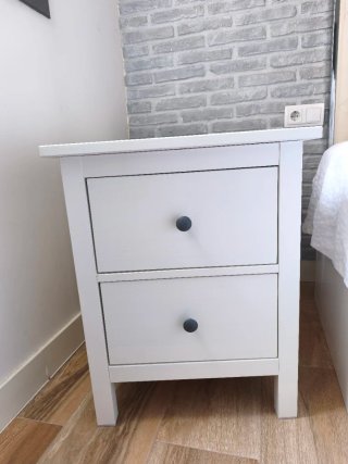URGE VENDER!! Precio negociable. Cómoda y mesillas