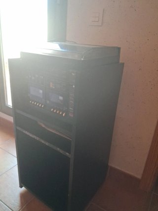 Tocadiscos y Mueble Negro