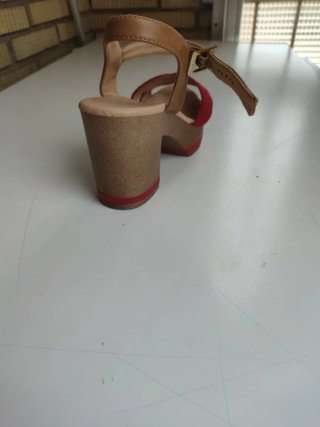 Sandalias de tacón rojas y marrones