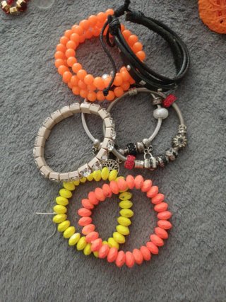 Bracciali colorati arancioni e gialli