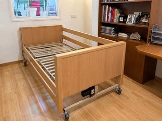 Cama articulada eléctrica con ruedas y barandilla