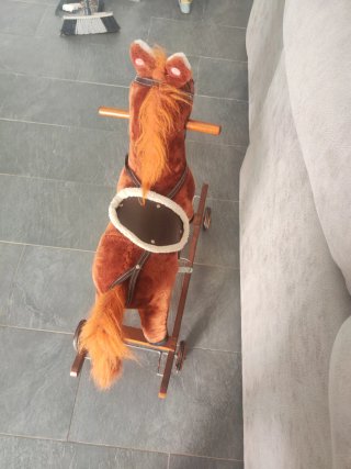 Caballo balancín de peluche marrón con sonido