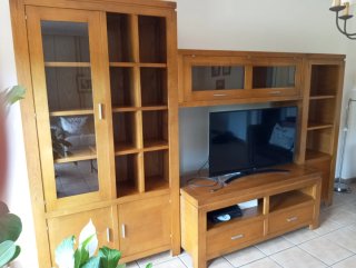 Mueble de salón de madera y cristal