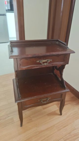 Mesita de noche de madera