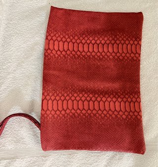 Bolso rojo con estampado de serpiente