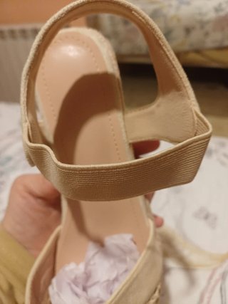 Sandalias beige mujer