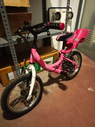 Bicicleta infantil rosa con asiento y cesta