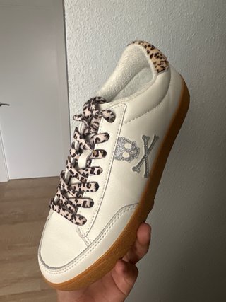 Scalpers zapatillas blancas con calavera y cordone