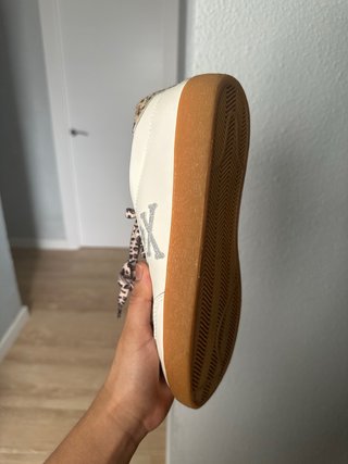 Scalpers zapatillas blancas con calavera y cordone