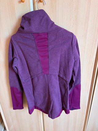 Sudadera morada con cuello alto
