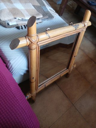 Specchio con cornice in bambù
