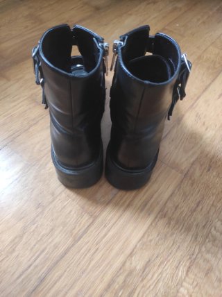Botas de mujer negras con tachuelas