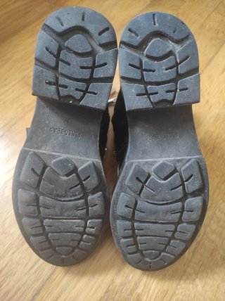 Botas de mujer negras con tachuelas