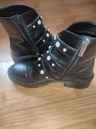 Botas de mujer negras con tachuelas